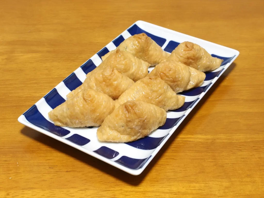 関西風の三角型の稲荷寿司の画像